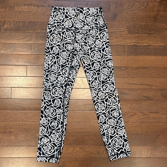lululemon athletica Pants - Lululemon Leggings Size 4 High Times Posey Black White Geometric Rose Print EUC